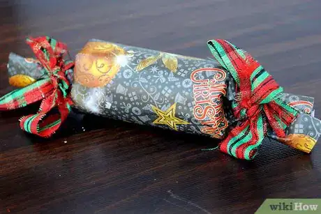 Image intitulée Make Christmas Crackers Step 7