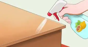 empêcher les chats de monter sur les tables