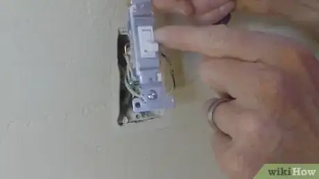 Image intitulée Replace a Light Switch Step 13