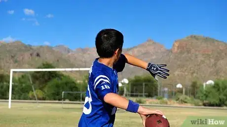 Image intitulée Throw a Football Step 5