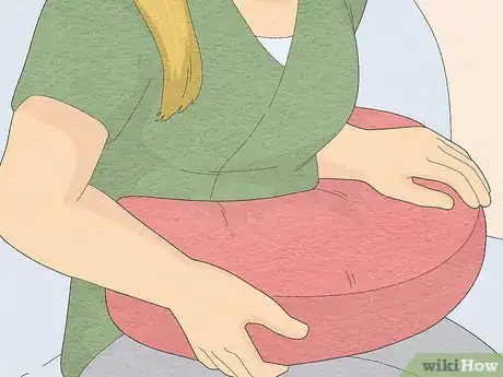 Image intitulée Use a Breast Feeding Pillow Step 2