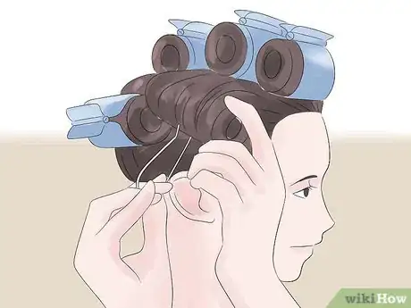 Image intitulée Style Hair With Hot Rollers Step 12