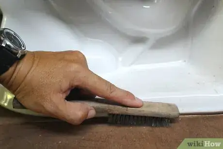 Image intitulée Caulk Around a Toilet Step 2