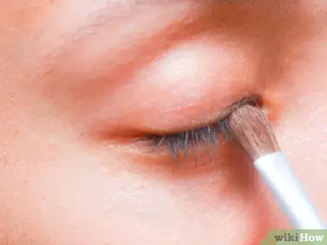 Image intitulée Use Eyeshadow as Eyeliner Step 6