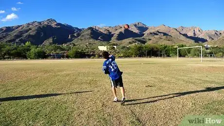 Image intitulée Throw a Football Step 7
