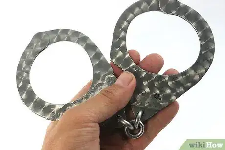 Image intitulée Escape from Handcuffs Step 1Bullet1