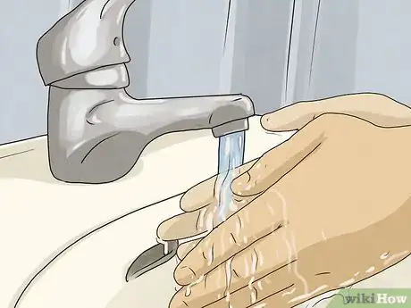 Image intitulée Poop While Standing up at a Toilet Step 7