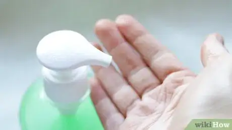 Image intitulée Put in Contact Lenses Step 2