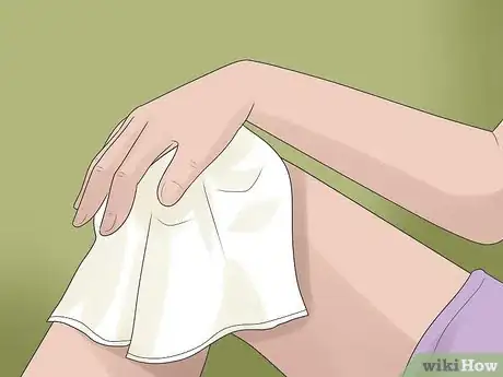 Image intitulée Deal with a Knee Sprain Step 2