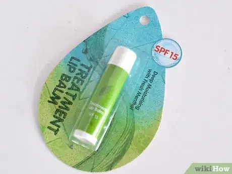 Image intitulée Apply Sunscreen to Your Lips Step 1
