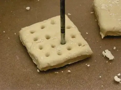Image intitulée Poke holes in dough