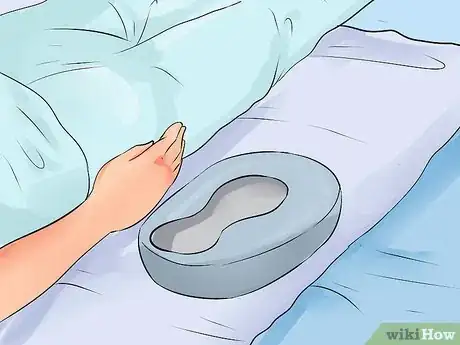 Image intitulée Position a Bedpan Step 11