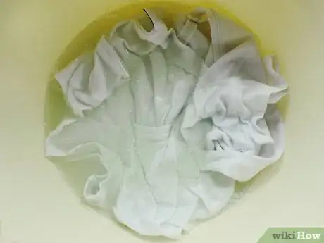 Image intitulée Tie Dye a Shirt with Soda Ash Step 4