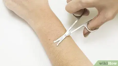 Image intitulée Get Wax Off Skin Step 7