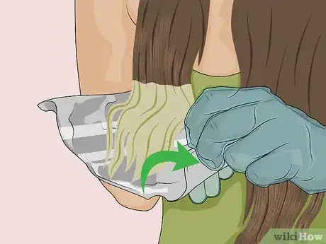 Image intitulée Dye Hair Two Colors Step 4