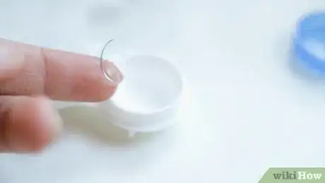Image intitulée Put in Contact Lenses Step 3