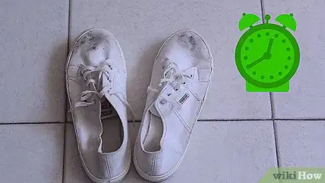 Image intitulée Clean White Canvas Shoes Step 1