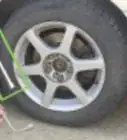desserrer les écrous d'une roue de voiture