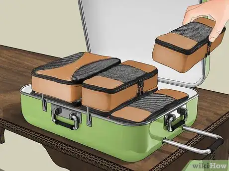 Image intitulée Pack a Bag or Suitcase Efficiently Step 2