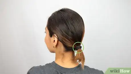 Image intitulée Make a Bun for Short Hair Step 7