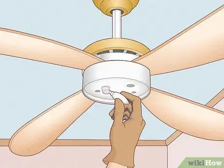Image intitulée Replace a Light Bulb in a Ceiling Fan Step 4