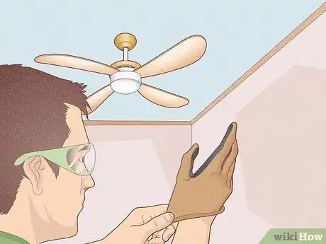 Image intitulée Replace a Light Bulb in a Ceiling Fan Step 1