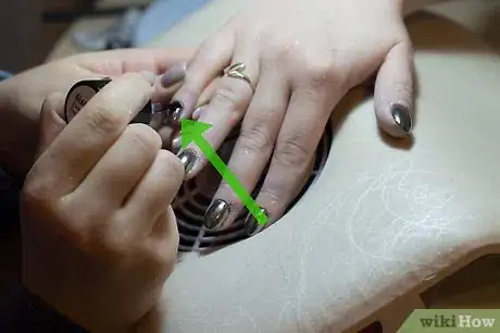 Image intitulée Use Mirror Powder on Nails Step 6