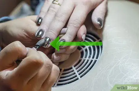 Image intitulée Use Mirror Powder on Nails Step 4