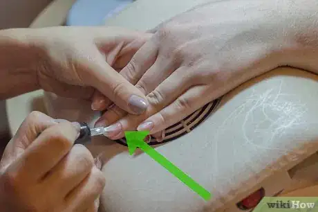 Image intitulée Use Mirror Powder on Nails Step 1