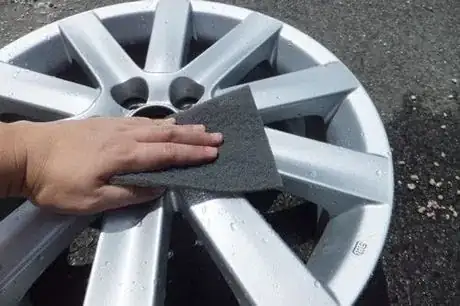 Image intitulée Poncer la jantes avec une eponge abrasive min.jpeg