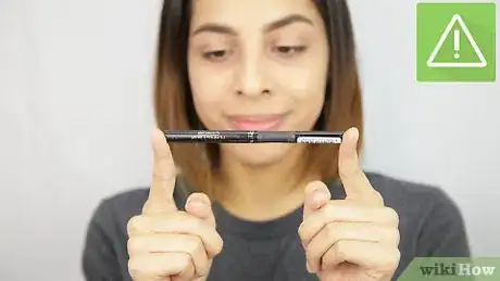 Image intitulée Apply Pencil Eyeliner Step 2