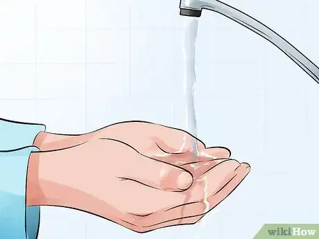 Image intitulée Hand Express Breast Milk Step 1