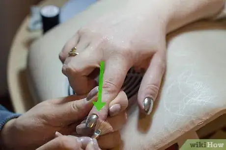 Image intitulée Use Mirror Powder on Nails Step 5