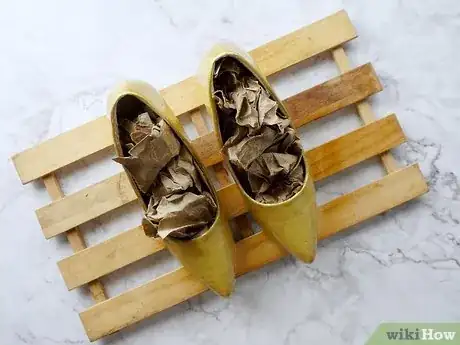 Image intitulée Make Glitter Shoes Step 11