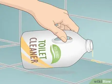 Image intitulée Clean Grout with Toilet Cleaner Step 4
