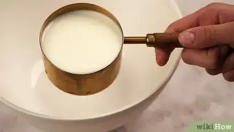 Image intitulée Decorate a Cake with Whipped Cream Icing Step 2