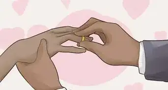 porter une alliance et une bague de fiançailles