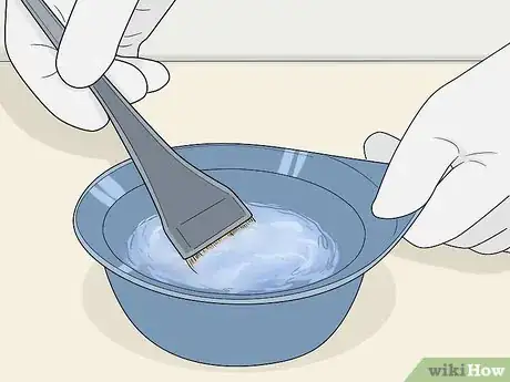 Image intitulée Bleach Dark Brown or Black Hair to Platinum Blonde or White Step 8