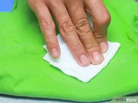 Image intitulée Remove Caulking Stains from Clothes Step 2