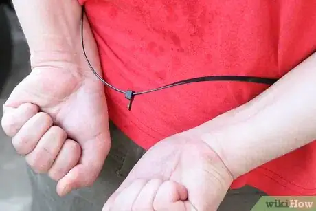 Image intitulée Escape from Handcuffs Step 13Bullet2