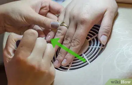 Image intitulée Use Mirror Powder on Nails Step 7