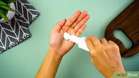 Image intitulée Clean Food Coloring off Skin Step 12