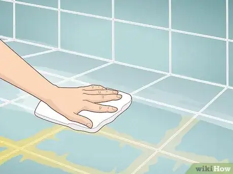 Image intitulée Clean Grout with Toilet Cleaner Step 7