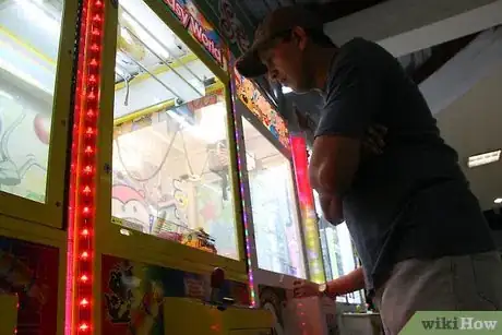 Image intitulée Win at a Claw Machine Step 3