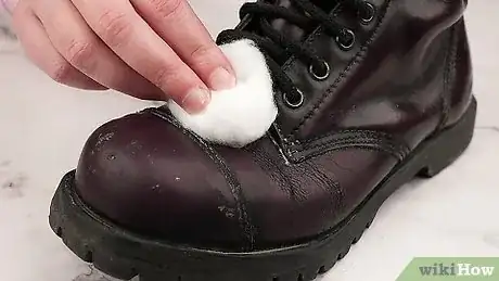 Image intitulée Remove Dark Scuffs From Shoes Step 3