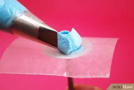 Image intitulée Make a Rose With Cake Icing Step 4