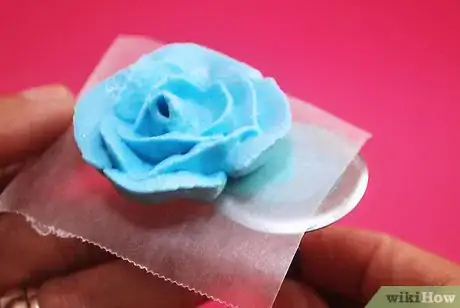 Image intitulée Make a Rose With Cake Icing Step 7