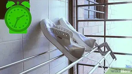 Image intitulée Clean White Canvas Shoes Step 6