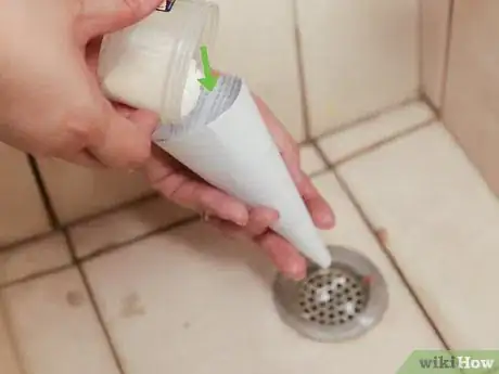 Image intitulée Unclog a Drain with Salt and Vinegar Step 4