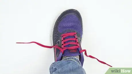 Image intitulée Tie Your Shoes Step 1